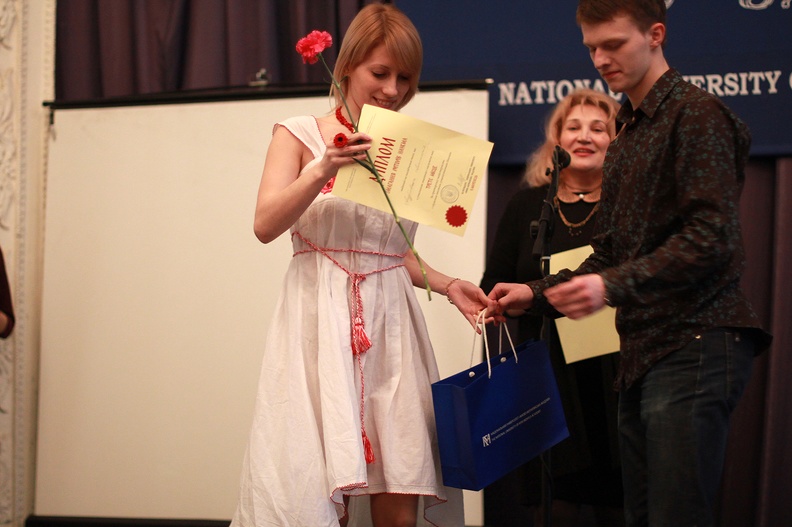 Голова журі Дяченко Л. І. вручає нагороду Андрієвській А.JPG